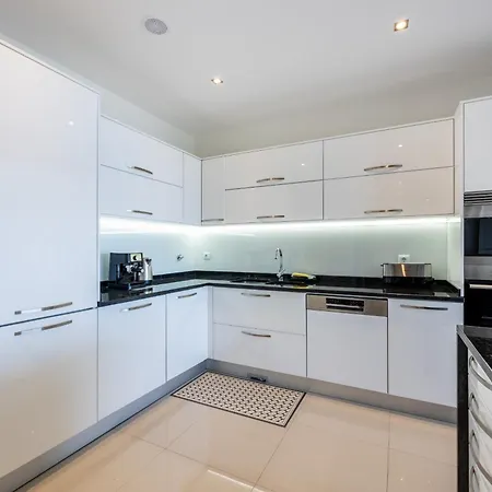 Coolhouses Algarve Lagos, 3 Bed Modern Flat, Outdoor & Indoor Pools, Gym, A Vida Apartment