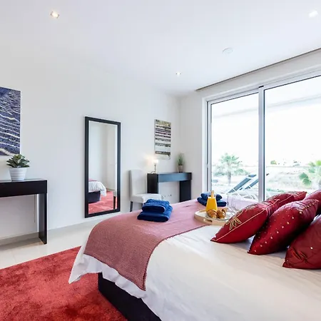 Coolhouses Algarve Lagos, 3 Bed Modern Flat, Outdoor & Indoor Pools, Gym, A Vida Апартаменты *