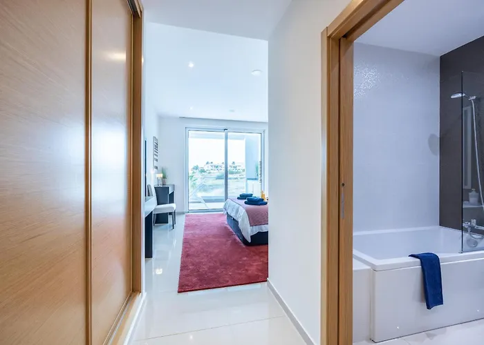 Coolhouses Algarve Lagos, 3 Bed Modern Flat, Outdoor & Indoor Pools, Gym, A Vida Apartment Lagos