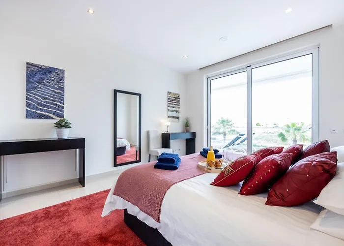 Coolhouses Algarve Lagos, 3 Bed Modern Flat, Outdoor & Indoor Pools, Gym, A Vida Apartment *
