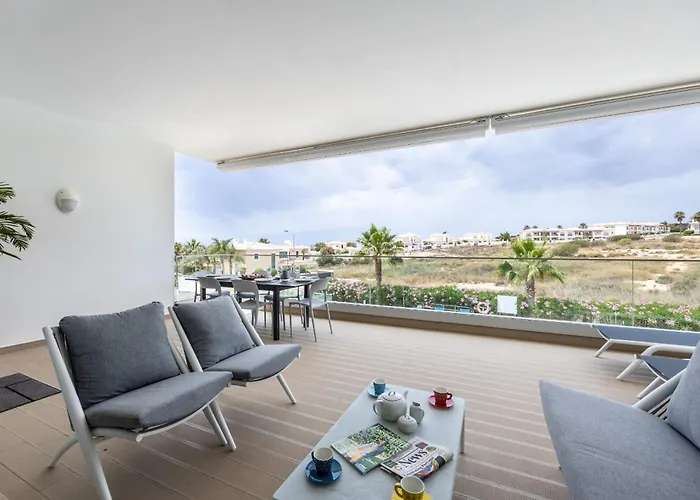 Coolhouses Algarve Lagos, 3 Bed Modern Flat, Outdoor & Indoor Pools, Gym, A Vida Apartment Lagos