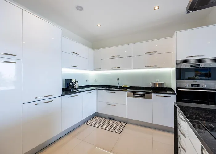 Coolhouses Algarve Lagos, 3 Bed Modern Flat, Outdoor & Indoor Pools, Gym, A Vida Apartment