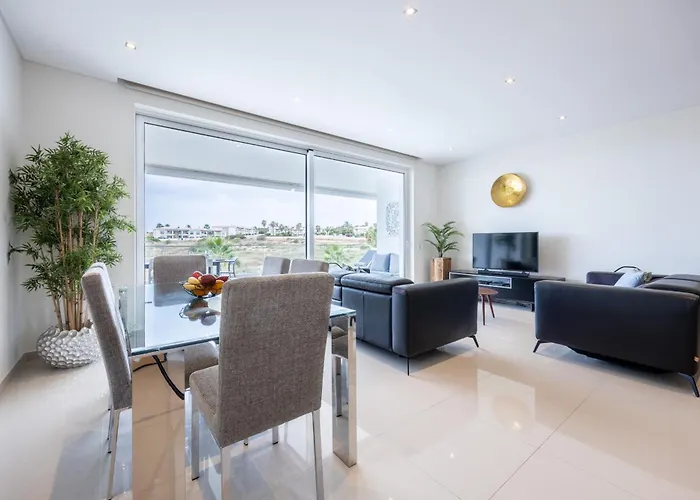 Coolhouses Algarve Lagos, 3 Bed Modern Flat, Outdoor & Indoor Pools, Gym, A Vida Apartment Lagos