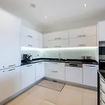 Coolhouses Algarve Lagos, 3 Bed Modern Flat, Outdoor & Indoor Pools, Gym, A Vida Apartment